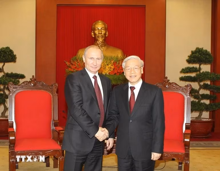 Le secrétaire général du Comité central du Parti Nguyen Phu Trong reçoit le président Vladimir Poutine lors de sa visite d'État au Vietnam, le 12 novembre 2013. Photo : VNA