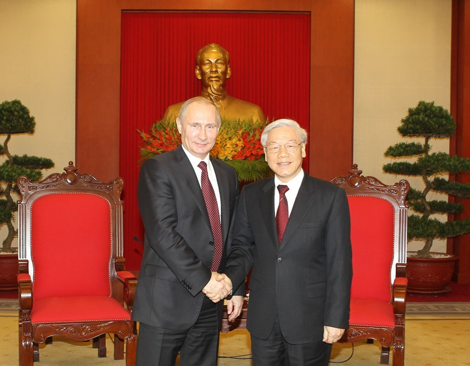 Le secrétaire général du Comité central du Parti Nguyen Phu Trong reçoit le président Vladimir Poutine lors de sa visite d'État au Vietnam, le 12 novembre 2013. Photo : VNA