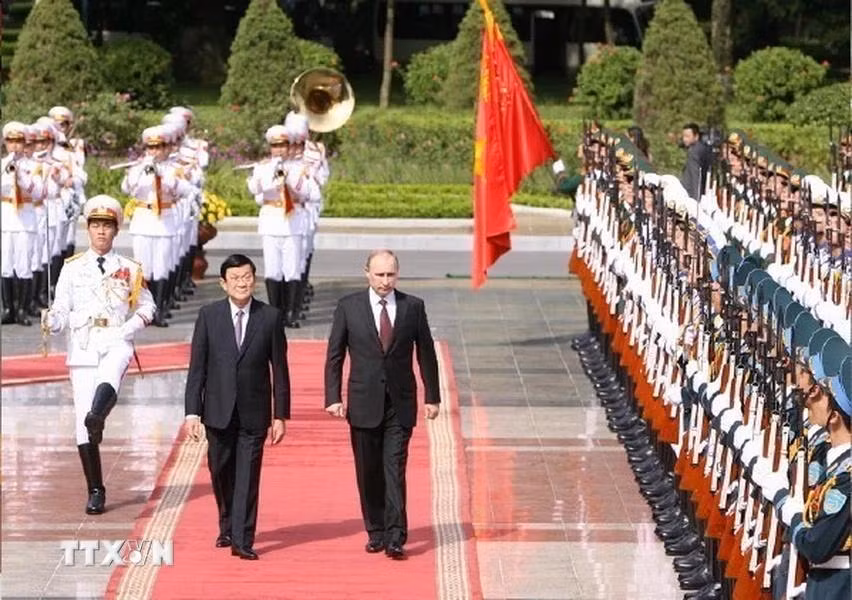 Cérémonie d'accueil officielle du président Vladimir Poutine dans le cadre de sa visite d'État au Vietnam, le 12 novembre 2013. Photo : VNA