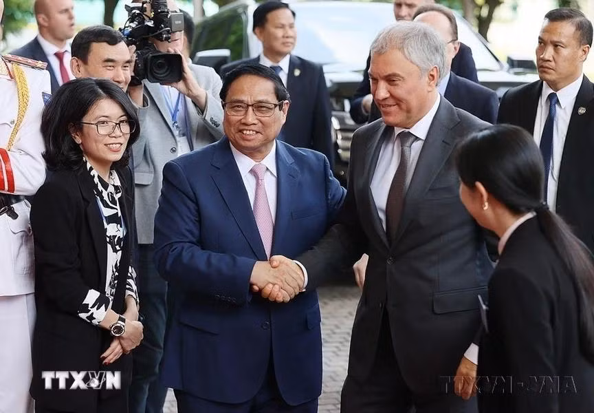 Le Premier ministre Pham Minh Chinh (gauche) rencontre le président de la Douma d'État de Russie, Viatcheslav Viktorovitch Volodine, lors de sa visite officielle au Vietnam en 2023. Photo : VNA