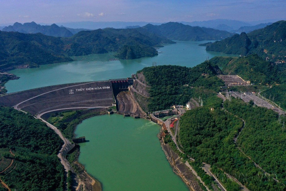 La centrale hydroélectrique de Hoa Binh, construite par l'Union soviétique en 1979, comprend 8 turboalternateurs d'une puissance installée totale de 1 920 MW. Photo : VNA
