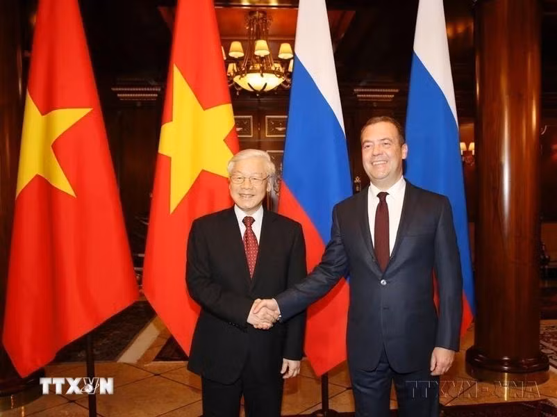 Le secrétaire général du Comité central du Parti Nguyen Phu Trong rencontre le Premier ministre russe Dmitri Medvedev en 2018, à Moscou. Photo : VNA