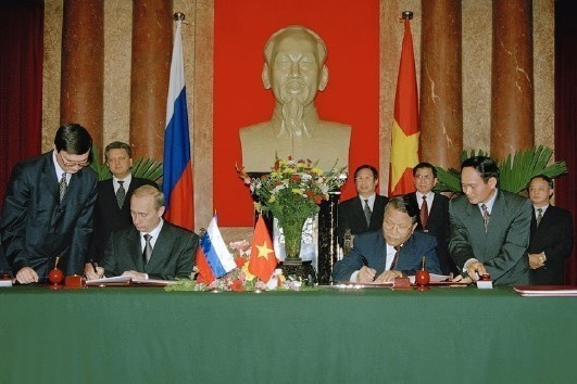 Les présidents vietnamien Tran Duc Luong et russe Vladimir Poutine signent la Déclaration commune sur le partenariat stratégique entre le Vietnam et la Russie le 1er mars 2001, à Hanoï. Photo : VNA