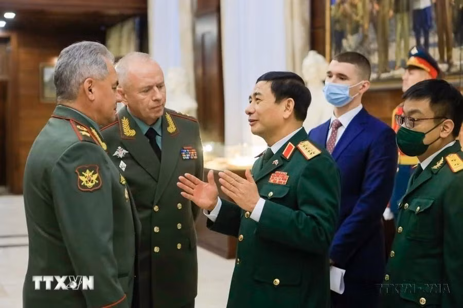 Le général d'armée Phan Van Giang, ministre vietnamien de la Défense, et le général d'armée Sergueï Choïgou, ministre russe de la Défense, à la fin de leur entretien le 1er décembre 2021, à Moscou. Photo : VNA