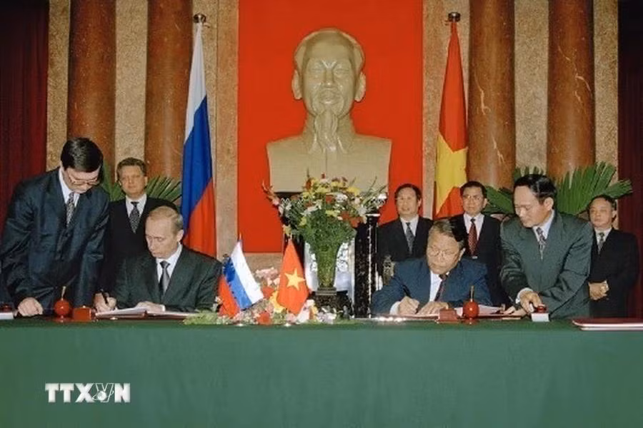Les présidents vietnamien Tran Duc Luong et russe Vladimir Poutine signent la Déclaration commune sur le partenariat stratégique entre le Vietnam et la Russie le 1er mars 2001, à Hanoï. Photo : VNA
