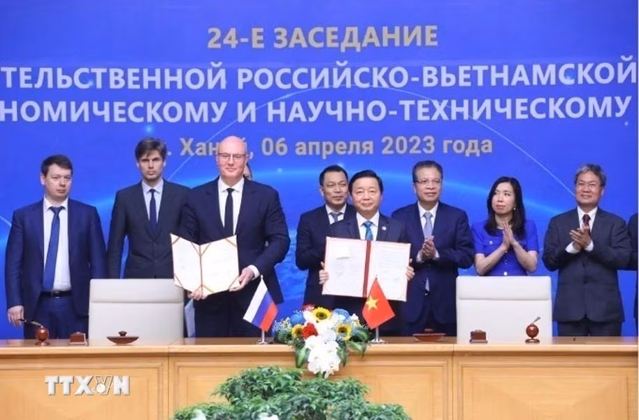 Le vice-Premier ministre Tran Hong Ha et son homologue russe Dmitri Tchernychenko signent le procès-verbal de la 24e réunion du Comité intergouvernemental Vietnam- Russie le 6 avril 2023, à Hanoï. Photo : VNA