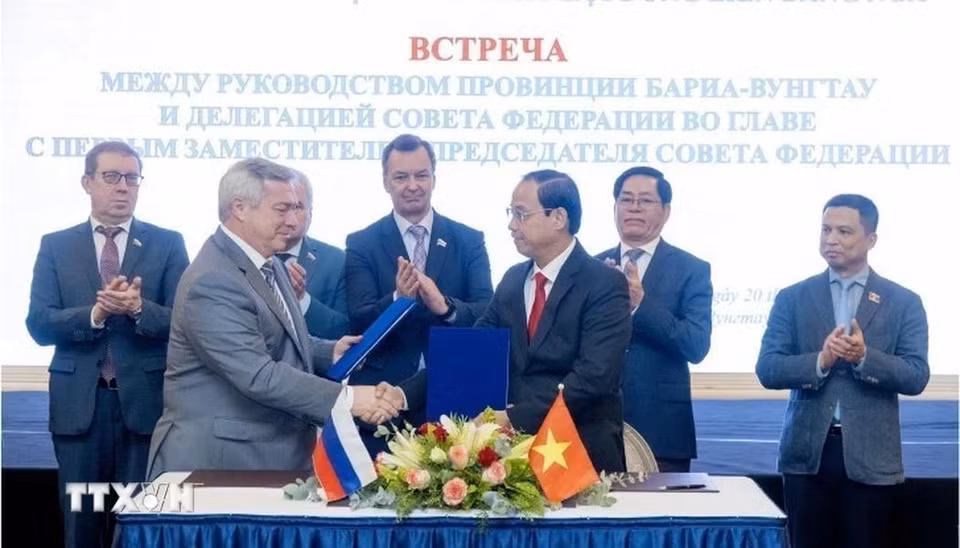 Le 20 février 2023, les dirigeants de la province de Ba Ria-Vung Tau rencontrent le premier vice-président du Conseil de la Fédération de Russie (Sénat), représentant des autorités de l'oblast de Rostov, Andrey Vladimirovich Yatskin, pour discuter des opportunités de coopération en matière d'investissement et renforcer les relations entre Rostov et Ba Ria-Vung Tau. Photo : VNA