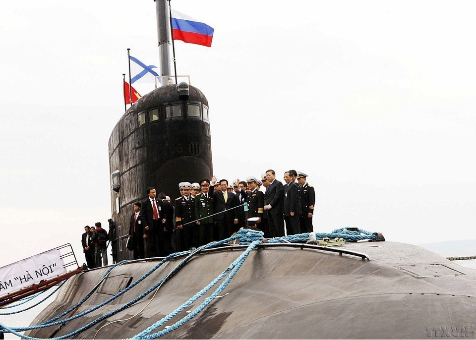 Le 13 mai 2013, lors de sa visite officielle en Russie, le Premier ministre Nguyen Tan Dung rend visite au sous-marin de classe Kilo 636 nommé Hanoï, dans la province russe de Kaliningrad. Photo : VNA