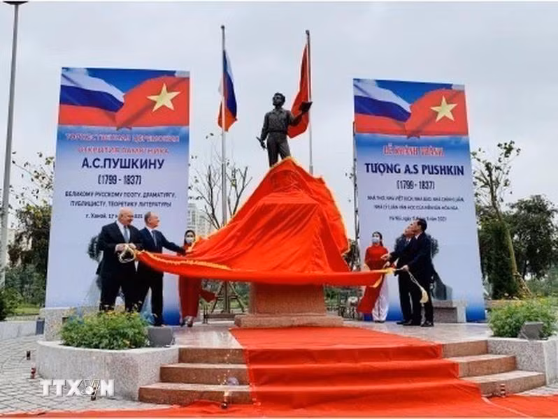 Cérémonie d'inauguration de la statue du grand poète russe Alexandre Pouchkine au Parc de la Paix, 17 mars 2021. Photo : VNA
