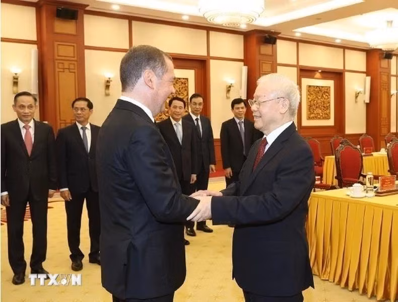 Le secrétaire général du Comité central du Parti Nguyen Phu Trong reçoit Dmitri Medvedev, président du parti Russie unie et vice-président du Conseil de sécurité de la Russie en 2023 à Hanoï. Photo : VNA