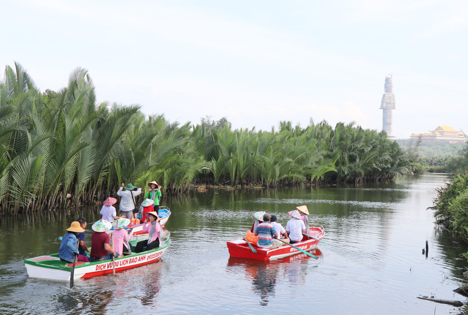 Des touristes visitent la forêt de palmiers nipa dans la commune de Tinh Khe, ville de Quang Ngai, province éponyme. Photo : VNA