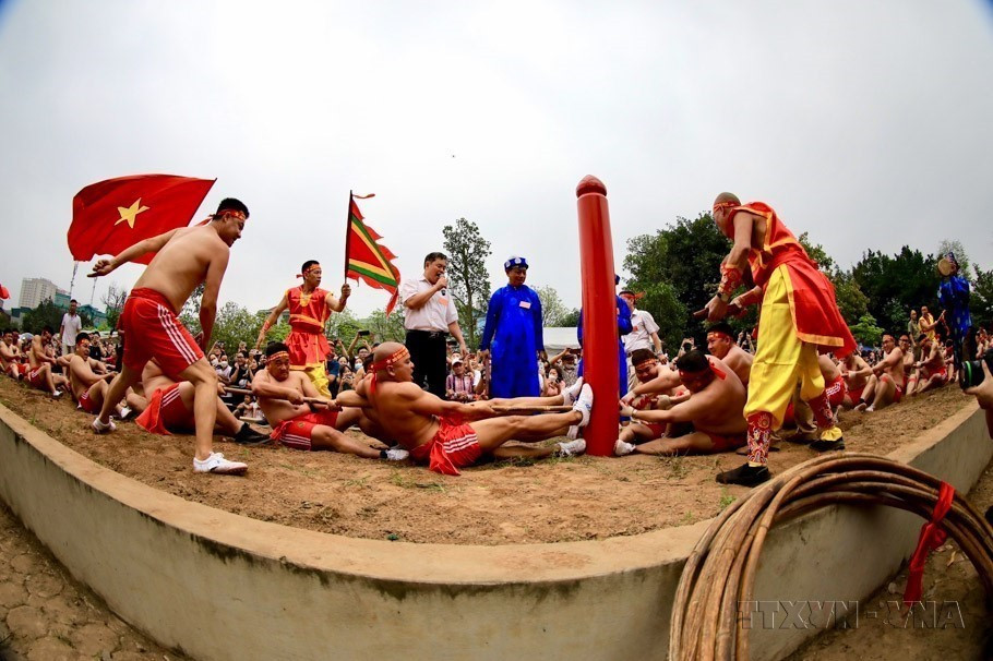 Les rituels et le jeu de tir à la corde ont été reconnus patrimoine culturel immatériel de l’humanité lors de la 10e session du Comité intergouvernemental de sauvegarde du patrimoine culturel immatériel de l’UNESCO. Photo : Nhat Anh/ VNA