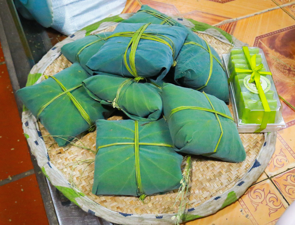 La vendeuse enveloppe dans une feuille de lotus une quantité allant de 100-200 grammes jusqu’à un kilo. Photo : VNA