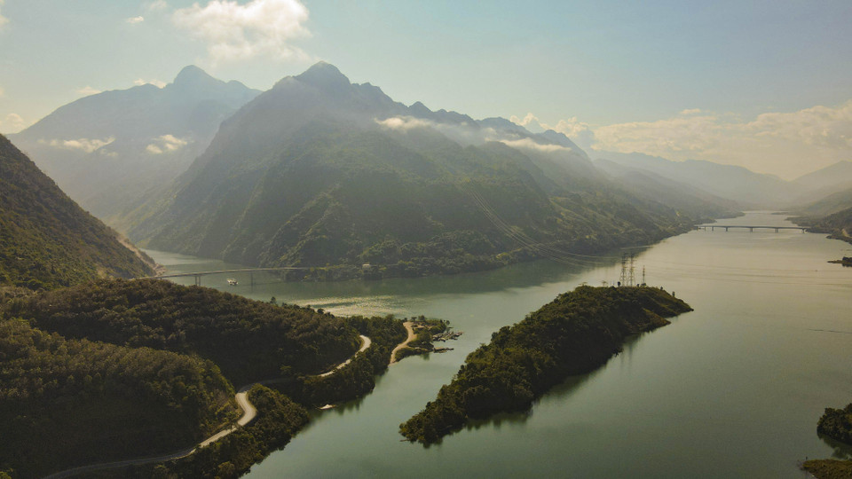Paysage de la rivière Da et des montagnes majestueuses. Photo: VNA