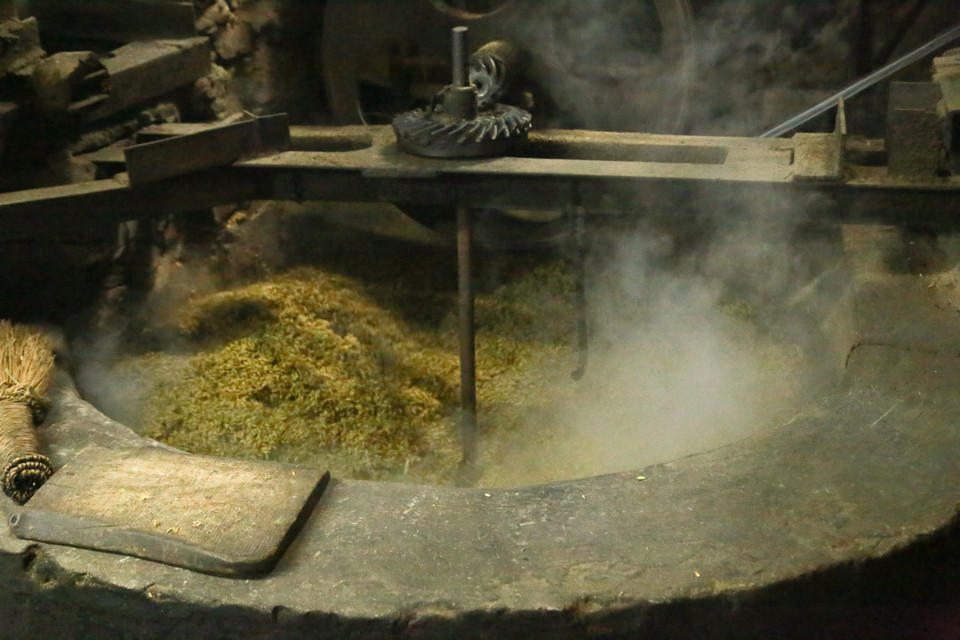 Une étape de la production du côm. Photo : VNA