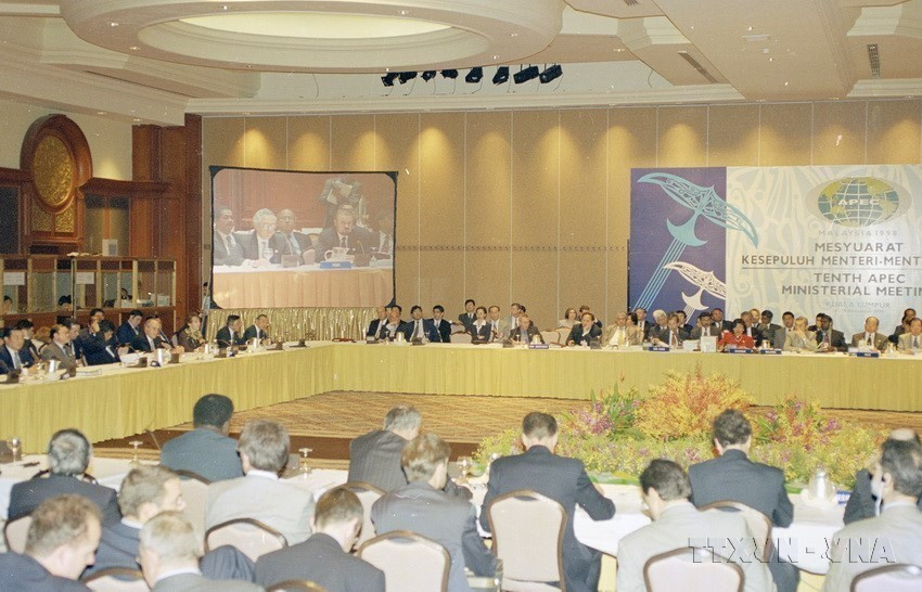 La session de la 10e Conférence ministérielle de l'APEC à Kuala Lumpur (Malaisie), tenue le 14 novembre 1998. Lors de la séance d'ouverture, le Vietnam, la Russie et le Pérou ont été admis à l'APEC, portant le nombre total de membres à 21. Photo : The Thuan/VNA