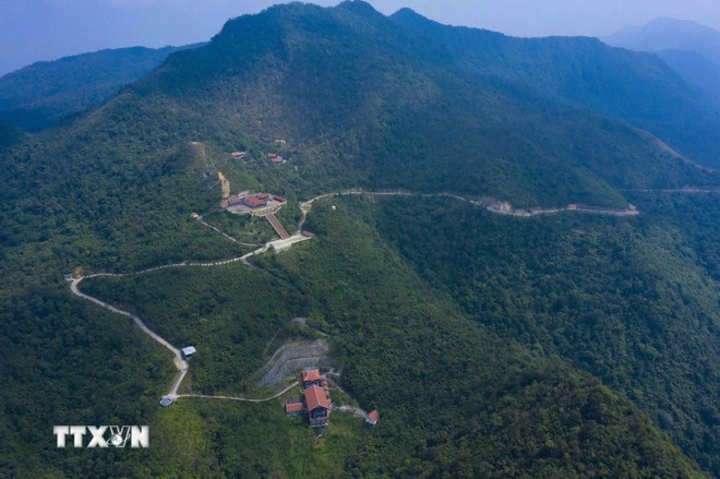 La pagode Ngoa Vân est adossée au mont Bao Dai dans les deux communes d’An Sinh et Binh Khê. Trônant à 500 mètres d’altitude, elle est considérée comme le siège sacré de l’école Trúc Lâm, un courant zen purement vietnamien, parce qu’elle a hébergé son fondateur, le roi Trân Nhân Tông, et a été témoin de son entrée au nirvana. Photo: VNA