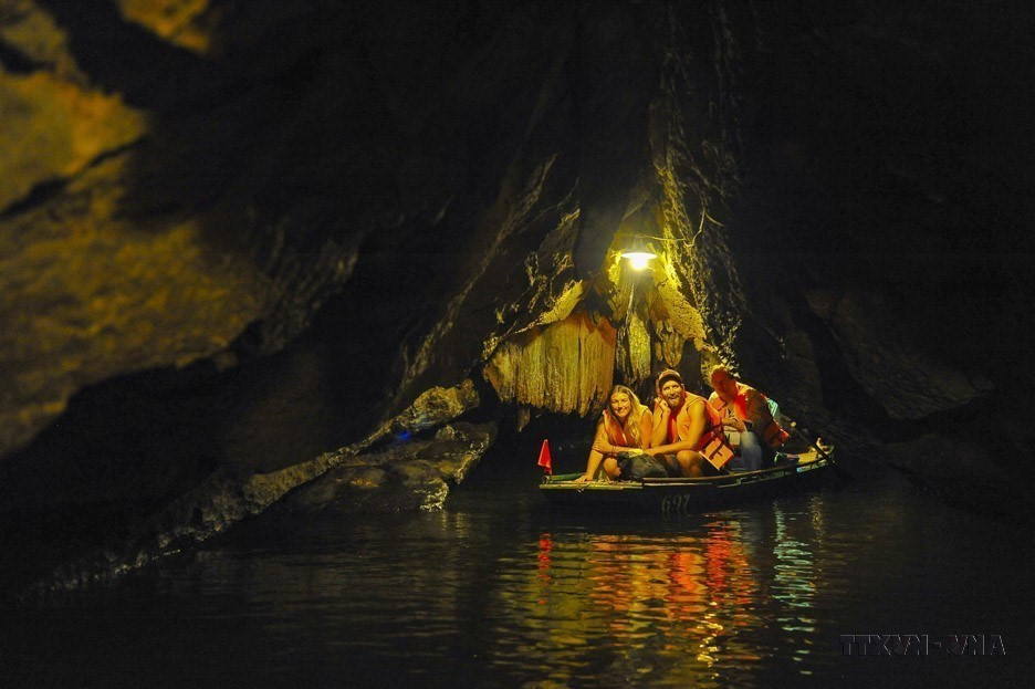 Le complexe paysager de Trang An, reconnu par l'UNESCO en 2014, est le seul site du patrimoine mixte du Vietnam et même de l'Asie du Sud-Est. C'est aussi l'un des rares 38 sites du patrimoine mixte au monde reconnus par l'UNESCO. Sur la photo : des touristes internationaux visitent les grottes de Trang An. Photo : Minh Duc – VNA