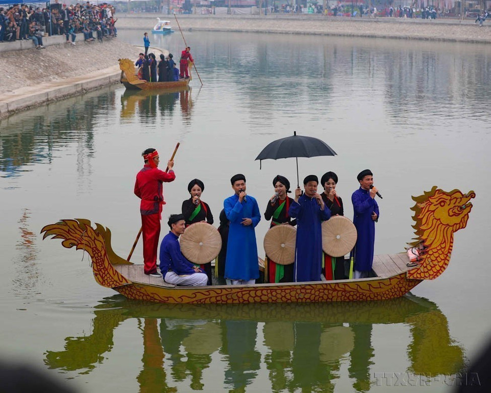 En 2009, l’UNESCO inscrivait le quan ho, chant alterné traditionnel de la région du Kinh Bac, à Bac Ninh, sur la liste représentative du patrimoine culturel immatériel de l’humanité. Photo : Minh Quyet – VNA