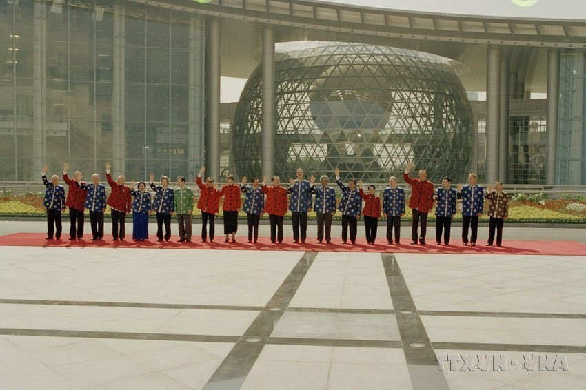 Le Premier ministre vietnamien Phan Van Khai et d'autres dirigeants participant au 9e Sommet de l'APEC, à Shanghai (Chine), le 20 octobre 2001. Photo : The Thuan/VNA