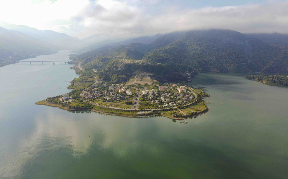 La rivière Da coule autour des zones résidentielles de Muong Lay. Photo: VNA