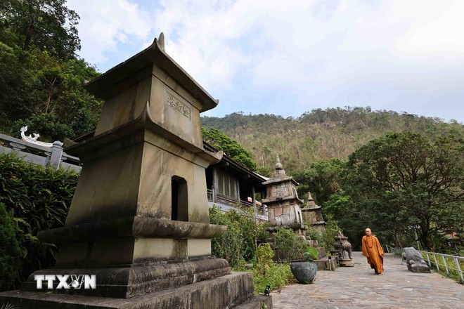 La pagode Ngoa Vân est considérée comme l'un des lieux saints de l’école Trúc Lâm, un courant zen purement vietnamien, car elle a hébergé son fondateur, le roi Trân Nhân Tông, jusqu’à la fin de ses jours en 1308.