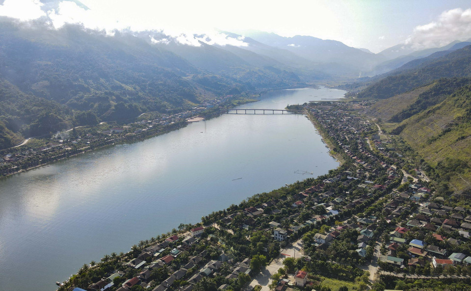 Les villages de l'ethnie Thai se trouvent au bord du lac hydroélectrique de Muong Lay. Photo: VNA
