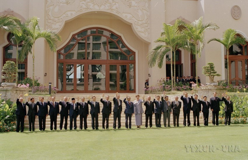 Le Premier ministre vietnamien Phan Van Khai et les chefs des délégations participant au 6e Sommet de l'APEC prennent une photo souvenir à la Palace of the Golden Horses à Kuala Lumpur (Malaisie), le 16 novembre 1998. Photo : The Thuan/VNA
