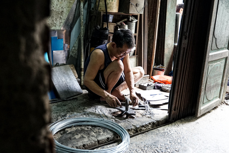 Bien que la rue Hang Thiec ait connu de nombreuses évolutions au fil des années, le son distinctif des outils de travail reste intrinsèquement familier avec ses habitants. Photo : VNA