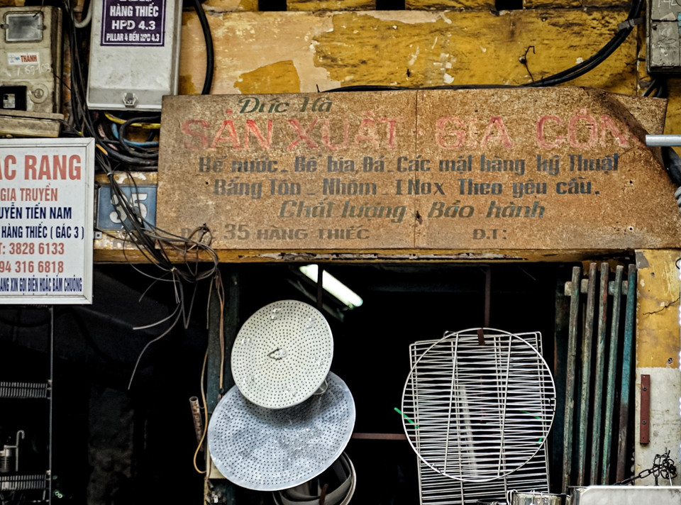 L'enseigne d'un magasin de la rue Hang Thiec arbore les marques du temps, témoignant de son histoire. Photo : VNA