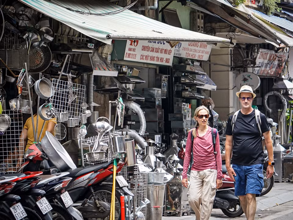 La rue Hang Thiec demeure l'une des artères emblématiques de l'artisanat du Hanoï d'antan, préservant son authenticité jusqu'à nos jours. Photo : VNA