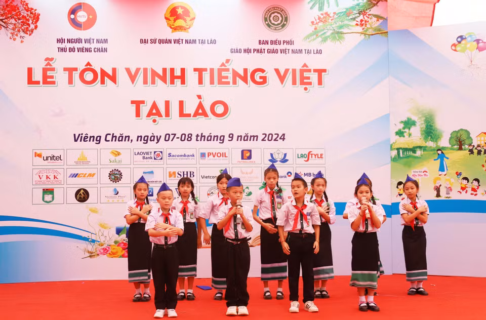 Une représentation artistique lors de la cérémonie en l'honneur de la langue vietnamienne au Laos en 2024. Photo : VNA