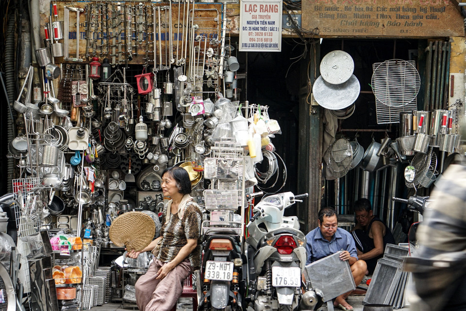 La rue Hang Thiec se distingue parmi toutes les rues artisanales du Hanoï d'antan comme celle qui a réussi à préserver son artisanat jusqu'à aujourd'hui. Photo : VNA
