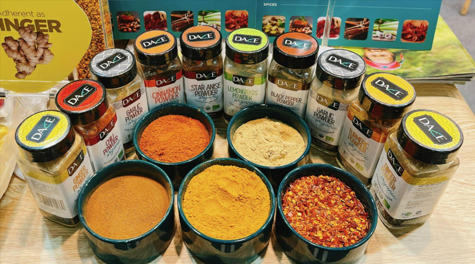 Des produits épicés de l'entreprise DACE sont présentés lors d'un salon agricole en Europe. Photo: VI