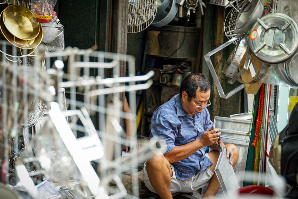 Un artisan du magasin Duc Ha, situé au 35 rue Hang Thiec, a près de quatre décennies d'expérience dans ce métier traditionnel transmis de génération en génération. Photo : VNA