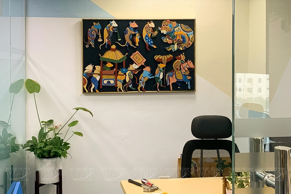 Un produit présentant des images de la culture populaire mais décoré dans un contexte de vie contemporain. Photo: VNA