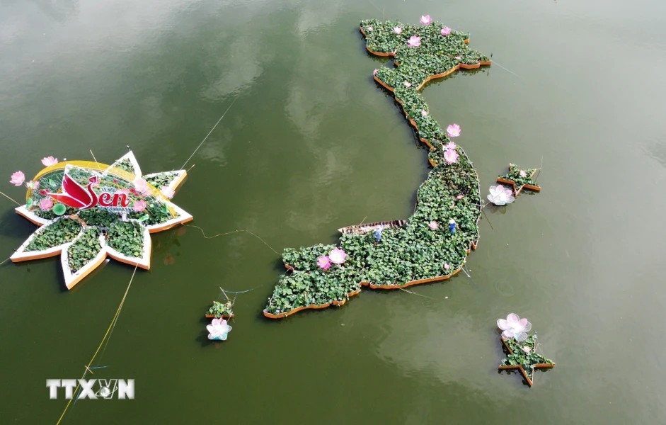 Cette carte du Vietnam avec l'ensemble des archipels de Hoang Sa et Truong Sa a été formée à partir de 5.000 pots de lotus à la surface du lac de Confucius, dans le parc du Temple de la Littérature, ville de Cao Lanh, province de Dong Thap (Sud).