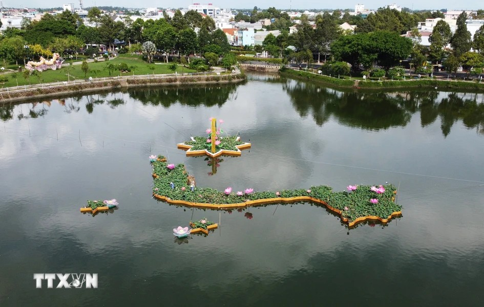 Carte du Vietnam en forme de pots de lotus placés à la surface du lac de Confucius, relevant le parc du Temple de la Littérature, ville de Cao Lanh.