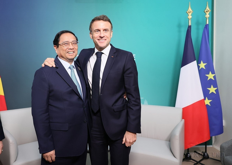 Le Premier ministre Pham Minh Chinh rencontre le président français Emmanuel Macron, le 2 décembre 2023, à Dubaï, en marge de la 28e Conférence des parties à la Convention-cadre des Nations Unies sur les changements climatiques (COP28). Photo : VNA