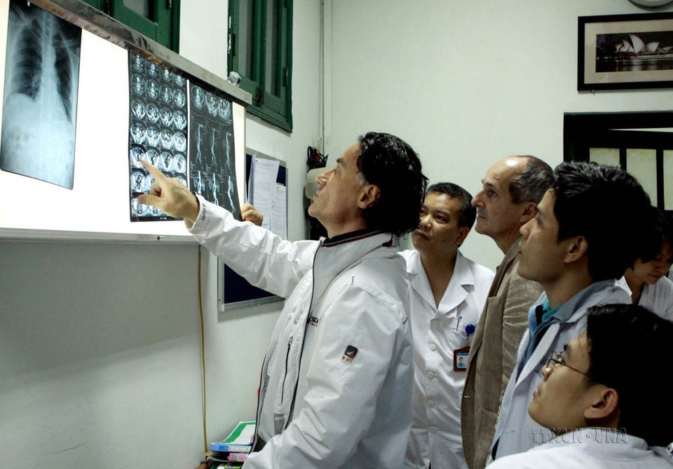 Des spécialistes français et des médecins de l'Hôpital de l'amitié Viet Duc travaillent ensemble dans le cadre d'une formation visant à améliorer les compétences en diagnostic et traitement des maladies veineuses, le 21 novembre 2013, à Hanoï. Photo : VNA