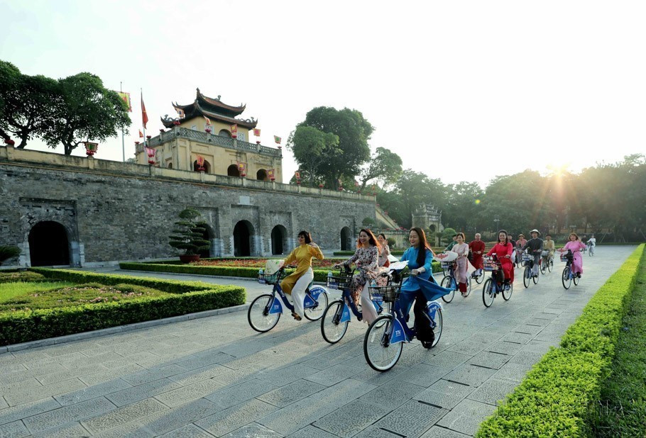 Des femmes vêtues de l'ao dai (tunique traditionnelle) parcourent divers sites patrimoniaux de Hanoï en 2023. Photo : VNA