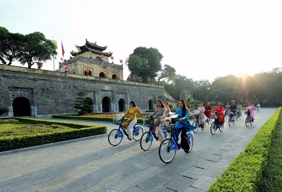 Des femmes vêtues de l'ao dai (tunique traditionnelle) parcourent divers sites patrimoniaux de Hanoï en 2023. Photo : VNA
