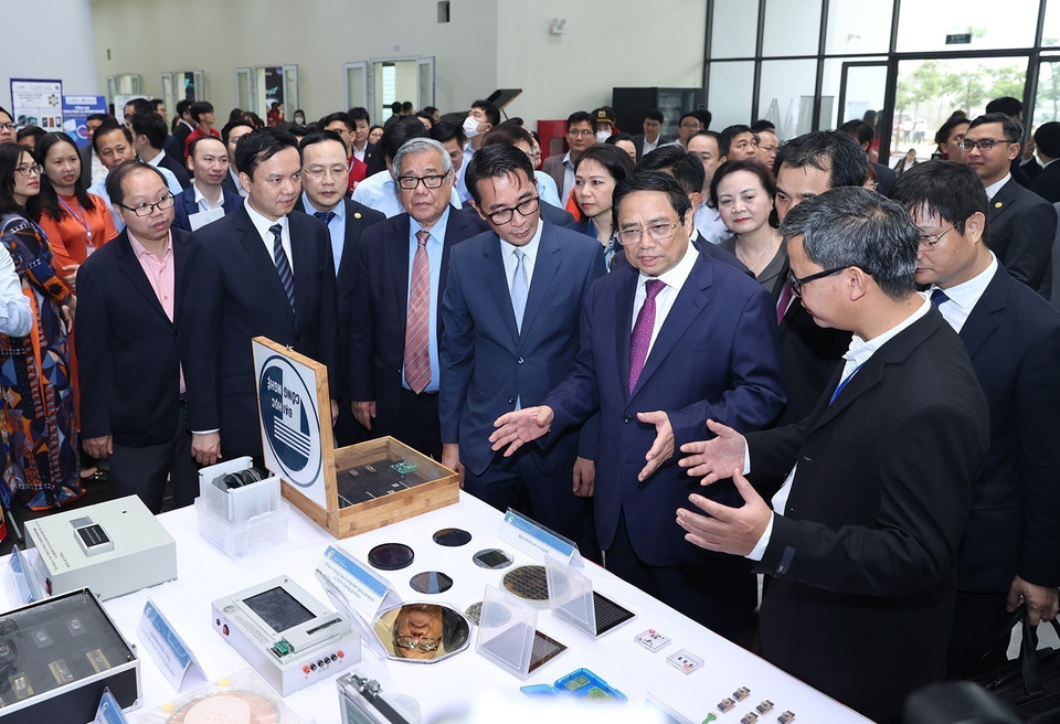Le Premier ministre Pham Minh Chinh (2e, droite) visite une exposition de produits manufacturés de l'Université nationale du Vietnam, Hanoï, le 14 avril 2023. Photo : VNA