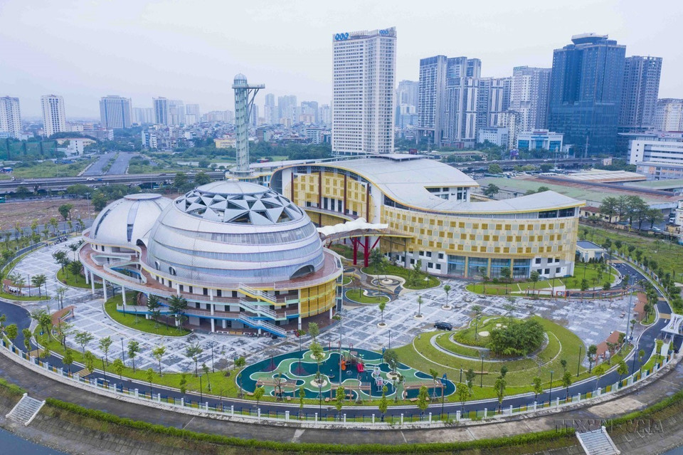 Le Palais des enfants de Hanoï, situé dans le parc du lac CV1 au sein de la nouvelle zone urbaine de Cau Giay, arrondissement de Nam Tu Liem, est le plus grand et moderne projet du Vietnam dédié aux activités pour enfants. Photo : VNA