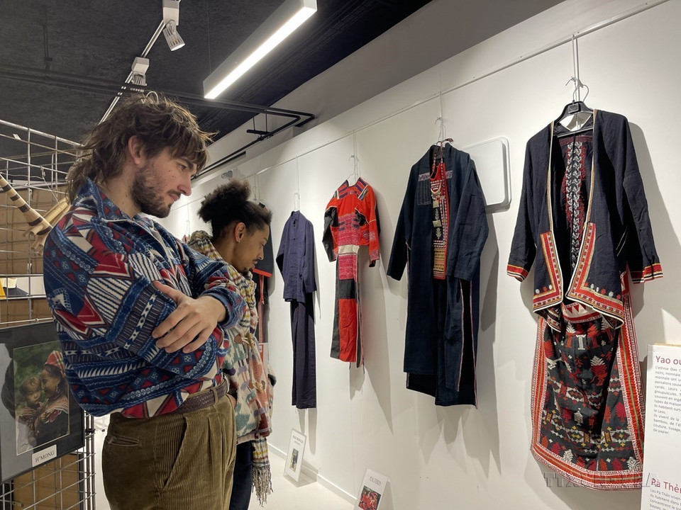 Une exposition présente des costumes traditionnels des groupes ethniques vietnamiens, issue de la collection d'Alain Dussarps. Cet événement témoigne de l'intérêt des amis français, en particulier du collectionneur Alain Dussarps, pour le Vietnam, contribuant ainsi au renforcement des liens d'amitié entre les deux nations. Photo : VNA