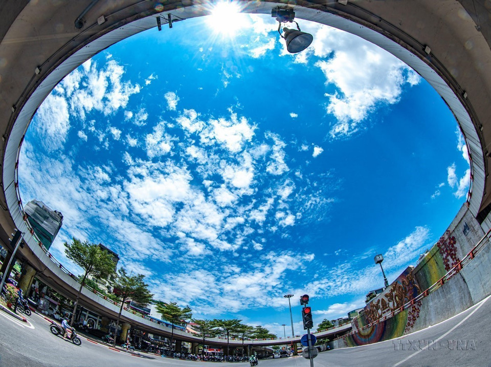 L'automne à Hanoï se caractérise par un ciel d'un bleu plus intense et plus limpide. Cette atmosphère unique distingue la capitale de toute autre destination, quelle que soit la saison. Photo : VNA