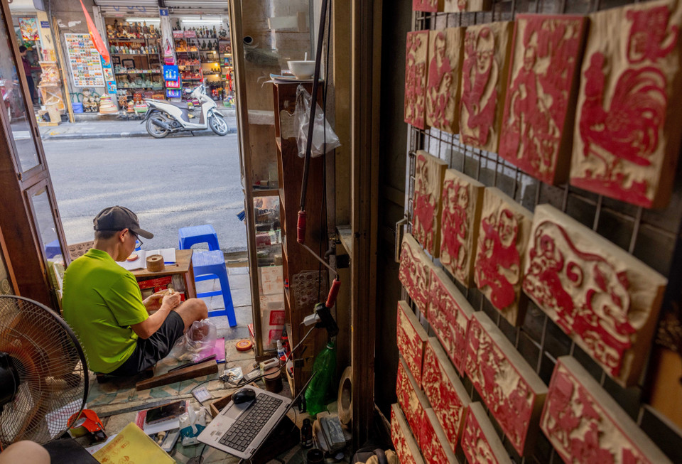 Les sceaux proposés dans les boutiques de la rue Hang Quat se caractérisent par une grande diversité de tailles et de motifs. La majorité d'entre eux sont confectionnés à partir de bois de lông muc, une essence tendre à grain fin, reconnue pour sa capacité à absorber rapidement l'encre. Photo : VNA