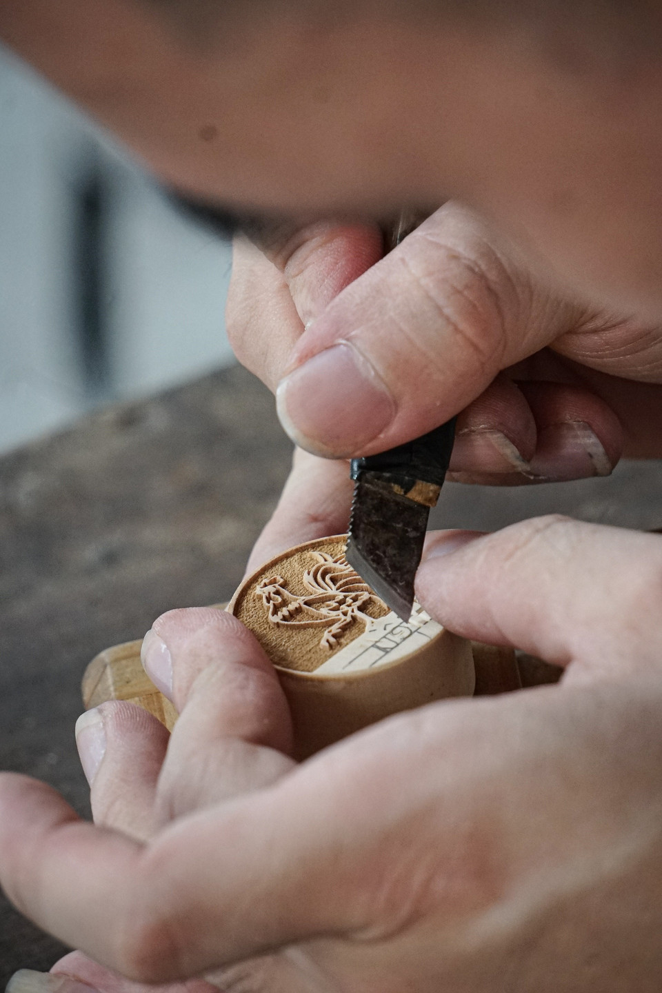 L'étape la plus délicate du processus de fabrication réside dans la sculpture elle-même. Cette phase requiert de l'artisan une concentration intense, une grande prudence et une minutie exceptionnelle. Photo : VNA