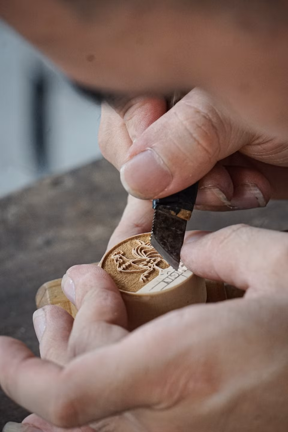 L'étape la plus délicate du processus de fabrication réside dans la sculpture elle-même. Cette phase requiert de l'artisan une concentration intense, une grande prudence et une minutie exceptionnelle. Photo : VNA