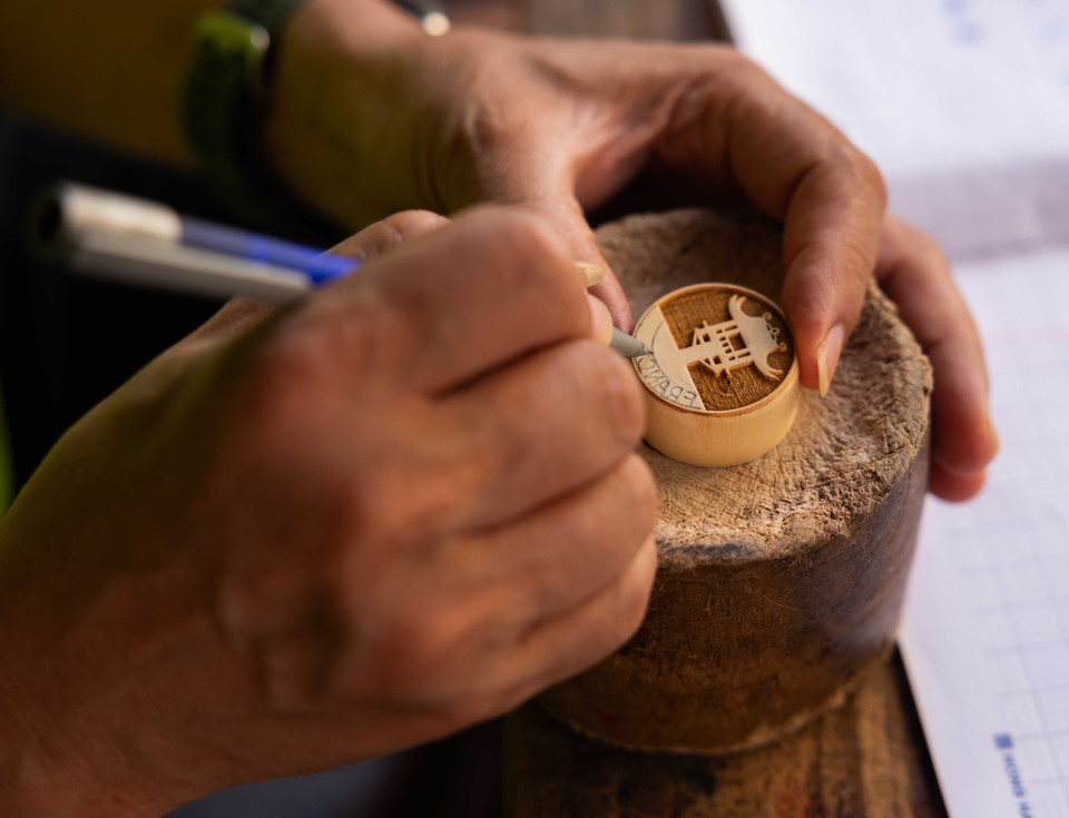 Dans la rue Hàng Quat, on peut observer les artisans sculptant méticuleusement des pièces de bois pour façonner de petits sceaux. Les gravures ornant ces sceaux peuvent refléter la personnalité de leur propriétaire ou représenter des motifs emblématiques du lieu de fabrication. Photo : VNA